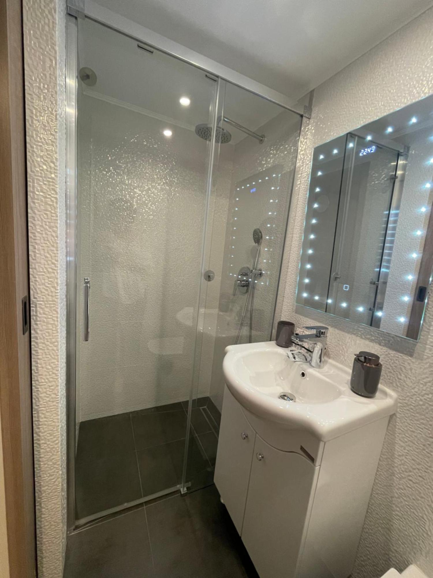 Central Apartment With 2 Bedrooms And 2 Bathrooms Oradea Dış mekan fotoğraf