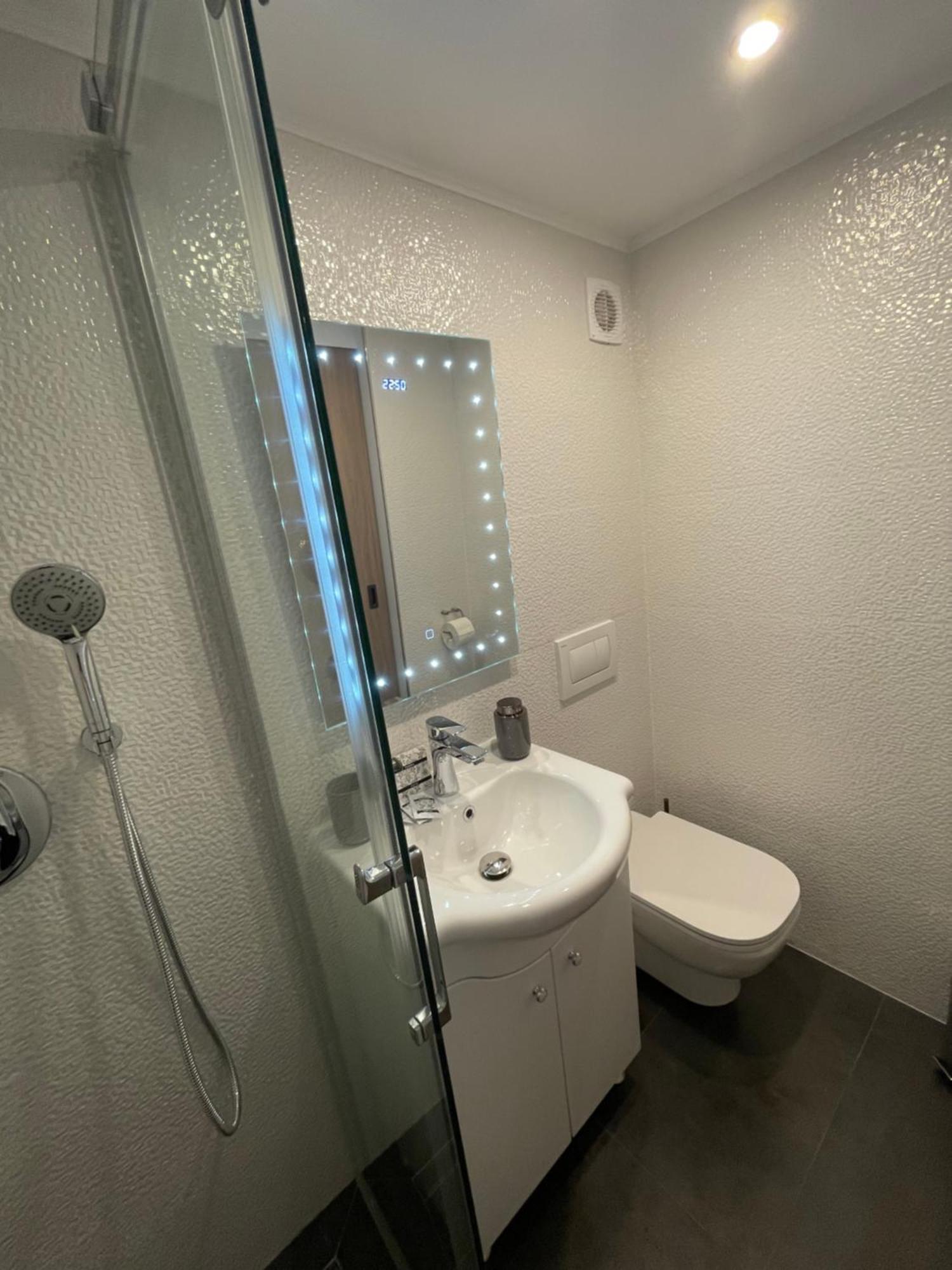 Central Apartment With 2 Bedrooms And 2 Bathrooms Oradea Dış mekan fotoğraf
